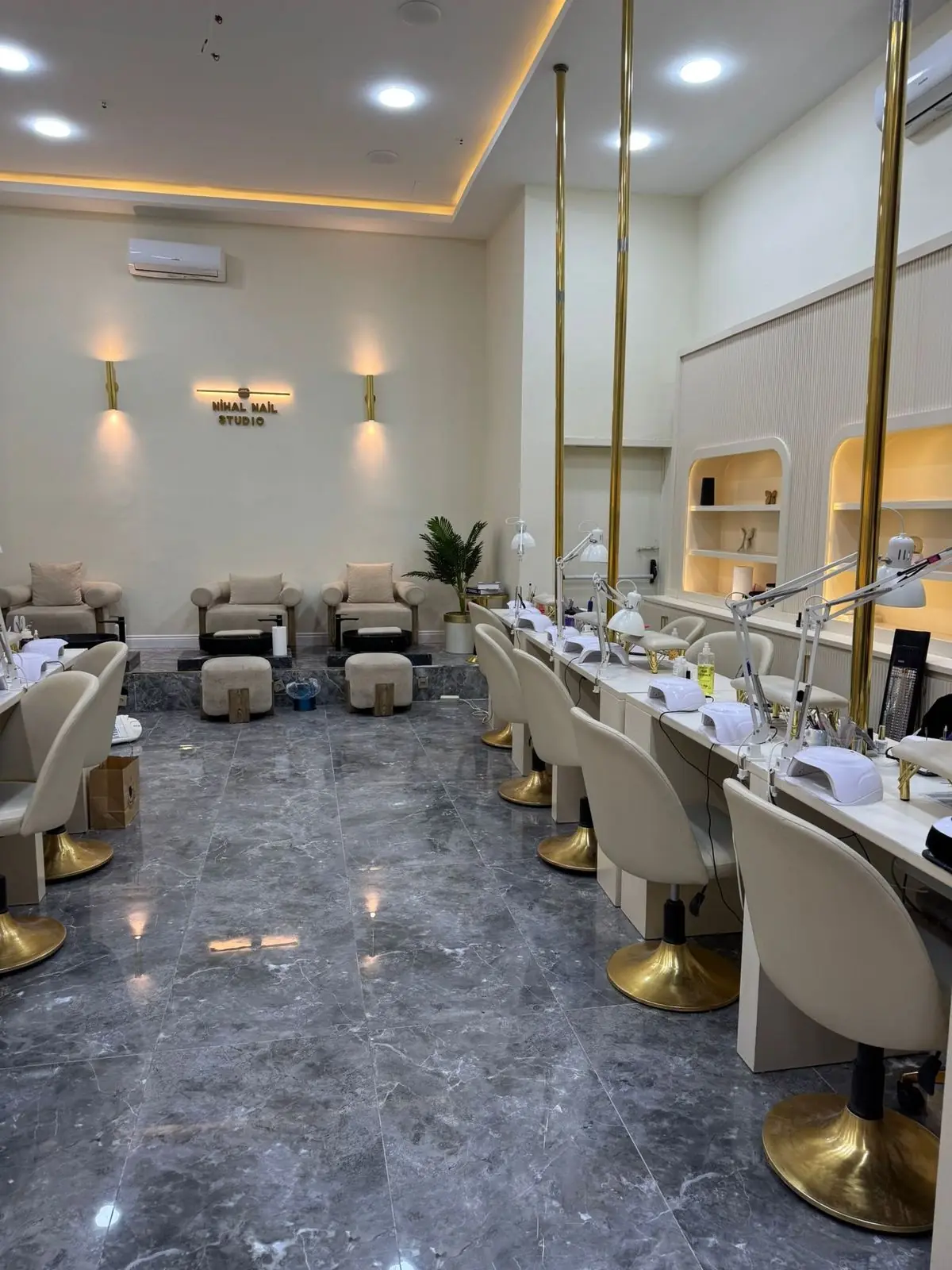 Nihal Nail Studio Ataköy salonu: manikür masaları ve pedikür koltukları